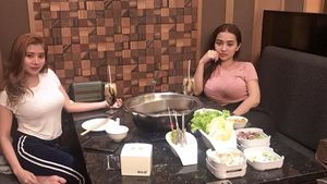 Pedangdut Seksi Cupi Cupita Doyan Makan Bakso hingga Permen