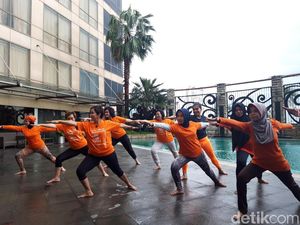 Cara Unik Wanita di Surabaya Cegah Kanker dengan Yoga
