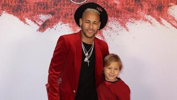 Foto: Gaya Neymar Berdiri Pakai Tongkat dan Sepatu Nike Bertuliskan Namanya