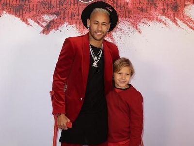 Foto: Gaya Neymar Berdiri Pakai Tongkat dan Sepatu Nike Bertuliskan Namanya