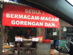 Tukang Gorengan Viral Gara-gara Spanduk yang Bikin Penasaran