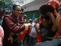 Momen Anies Berburu Cheongsam, Baju Khas Tiongkok