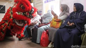 Barongsai Sapa Penumpang KRL