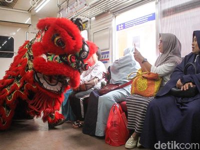 Barongsai Sapa Penumpang KRL