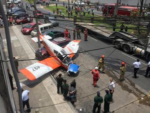 Sekarang Ada Pesawat Jatuh ke Jalan Raya