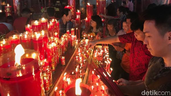 Potret Khusyuk Umat Ibadah Imlek di Klenteng Hok Lay Kiong Bekasi