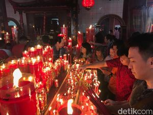 Potret Khusyuk Umat Ibadah Imlek di Klenteng Hok Lay Kiong Bekasi