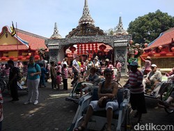 Antusias Turis Asing Menikmati Bangunan Klenteng di Probolinggo