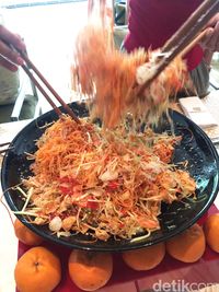 Warna-warni Yee Sang, Salad Perlambang Harapan di Tahun Baru