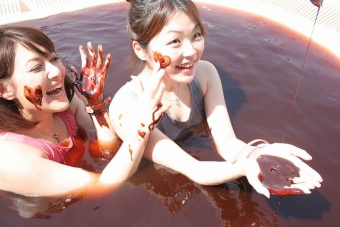 Seru Banget! Dapat Berendam Dan Mandi Cokelat Hangat Di Kawasan Ini