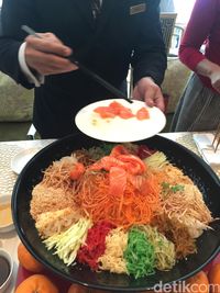 Warna-warni Yee Sang, Salad Perlambang Harapan di Tahun Baru