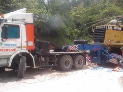 Terhalang Badan Truk, Jalur Pantai Selatan Garut Terputus