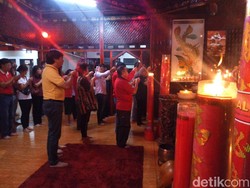 Melihat Khusyuknya Ibadah Imlek di Vihara Sri Kukus Redjo Semarang