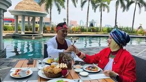 Berjiwa Muda, Begini Gaya Ibunda Atta Halilintar Saat Kulineran