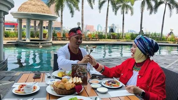 Berjiwa Muda, Begini Gaya Ibunda Atta Halilintar Saat Kulineran