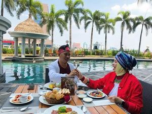 Berjiwa Muda, Begini Gaya Ibunda Atta Halilintar Saat Kulineran