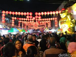 Sucikan Diri, Umat Tridharma Gelar Ritual Mandi Budha di Malam Imlek