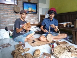 Pulang ke Desa, Alumni UI Ini Sukses Sulap Eceng Gondok Jadi Rupiah