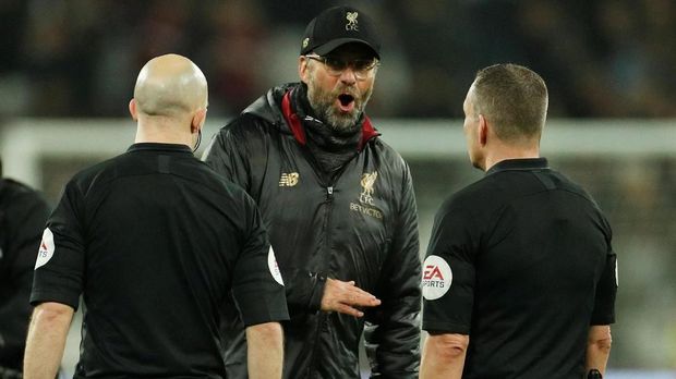 Juergen Klopp melakukan protes ke wasit Kevin Friend usai West Ham United vs Liverpool.