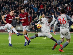 Tembakan Mark Noble yang masih belum membuahkan hasil. (Foto: David Klein/Reuters)