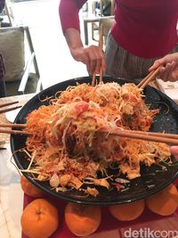 Warna-warni Yee Sang, Salad Perlambang Harapan di Tahun Baru