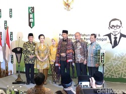 Beri Gelar Pahlawan ke Lafran Pane, Jokowi Dihadiahi Kain Ulos