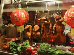 Meracik Yee Sang dan Aksi Barongsai Meriahkan Imlek di Hotel Berbintang Ini