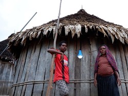 ESDM Salurkan 98.481 Lampu Tenaga Surya ke Rumah Tanpa Listrik