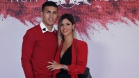 Leandro Paredes, gelandang yang baru direkrut PSG dari Zenit St Petersburg, tak ketinggalan meramaikan pesta ultah rekan barunya. Foto: Thomas SAMSON / AFP