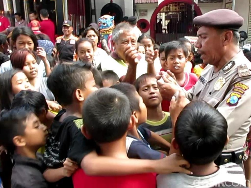 Pengemis dan Anak-anak Berebut Angpau di Klenteng Surabaya