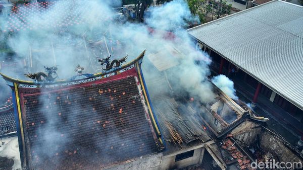 Penampakan Kepulan Asap Kebakaran Vihara Samudra Bhakti