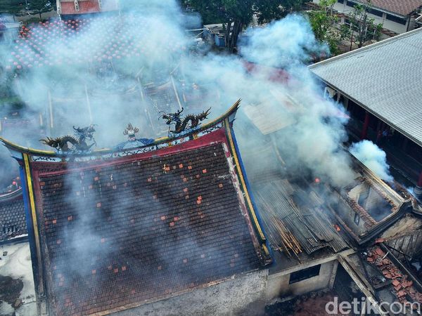 Penampakan Kepulan Asap Kebakaran Vihara Samudra Bhakti