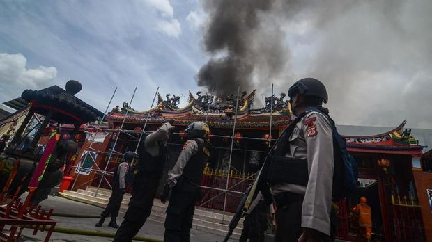 Petugas kepolisian berjaga di sekitar lokasi kebakaran di Vihara Satya Budhi, Bandung.