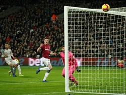 Peluang dari Declan Rice yang masih sedikit melenceng di sisi gawang Liverpool. (Foto: John Sibley/Reuters)