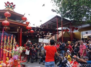 Menengok Kemeriahan Imlek di Vihara Dharma Bakti