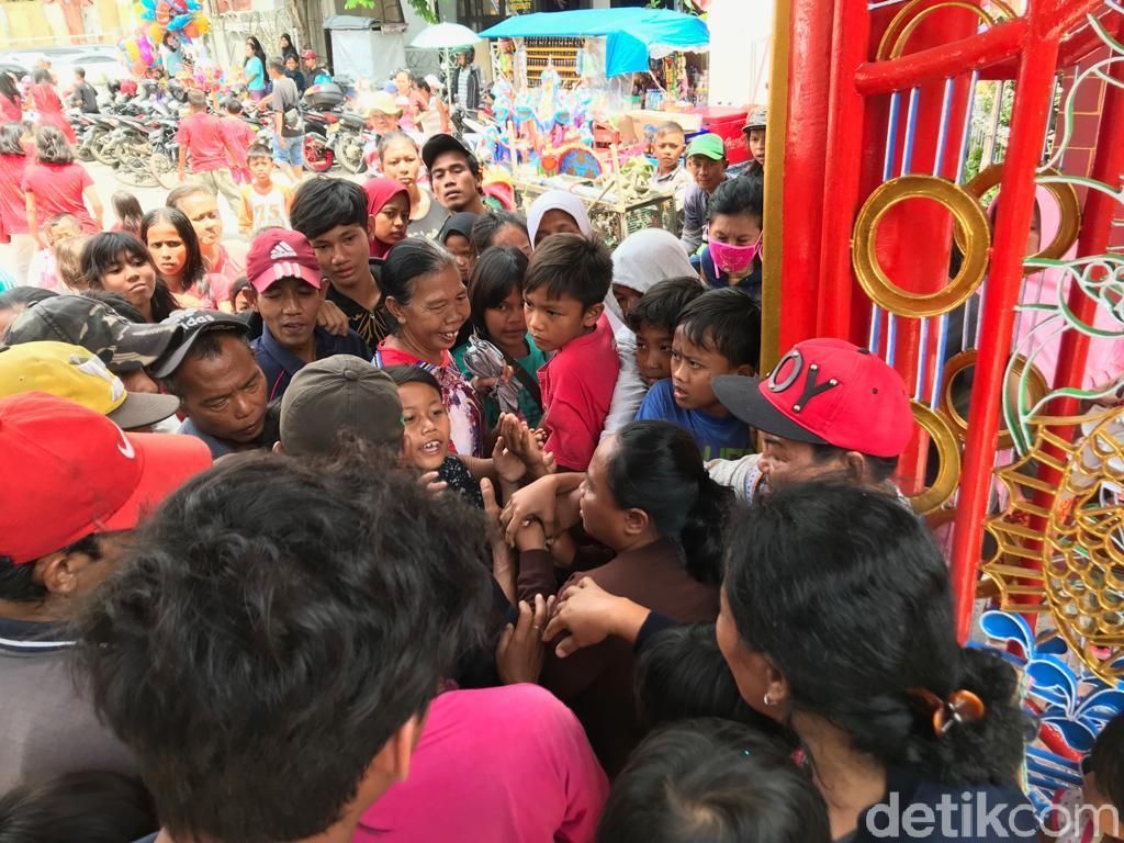 Berebut Berkah di Klenteng Hok Lay Kiong Bekasi: Koh...Angpao Koh! Berebut Berkah di Klenteng Hok Lay Kiong Bekasi: Koh...Angpao Koh!