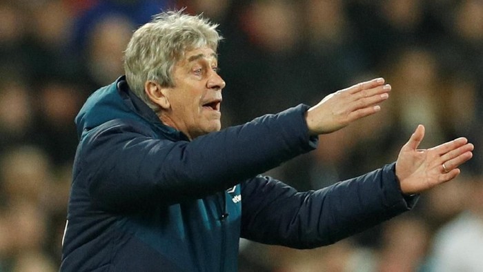 Soccer Football - Premier League - West Ham United v Liverpool - London Stadium, London, Britain - February 4, 2019  West Ham manager Manuel Pellegrini gestures during the match              Action Images via Reuters/John Sibley  EDITORIAL USE ONLY. No use with unauthorized audio, video, data, fixture lists, club/league logos or 