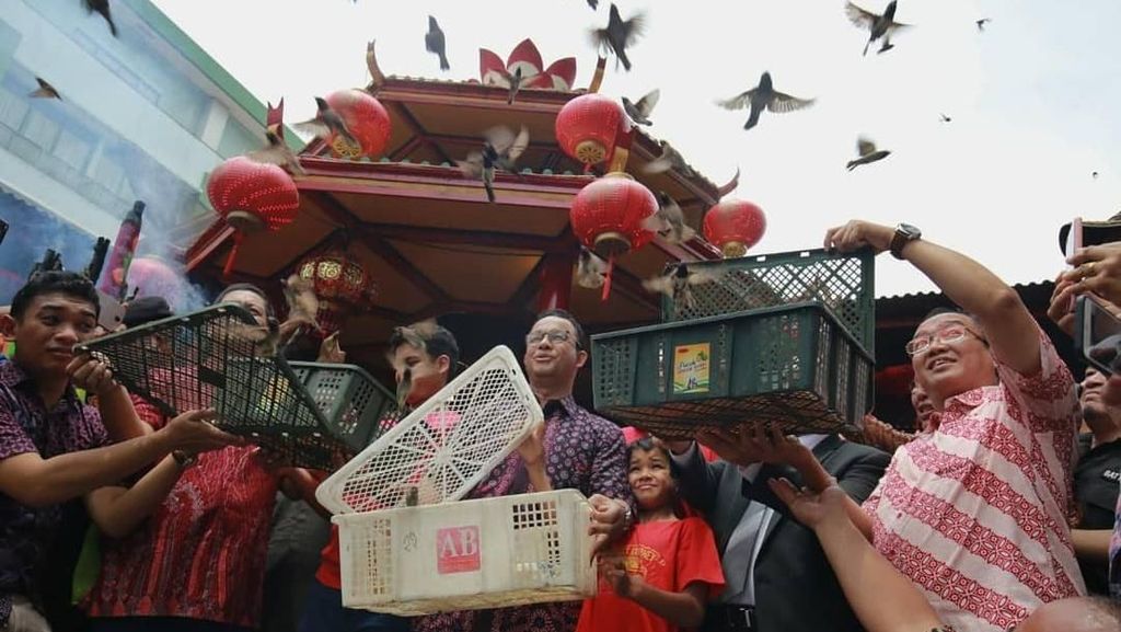 Potret Anies Saat Imlek: Lepas Burung hingga Beli Baju Cheongsam Potret Anies Saat Imlek: Lepas Burung hingga Beli Baju Cheongsam