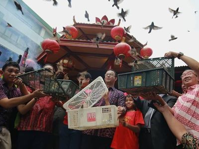 Potret Anies Saat Imlek: Lepas Burung hingga Beli Baju Cheongsam