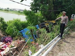 Truk Terguling di Gresik, Kaki Kenek Terjepit Hingga Patah