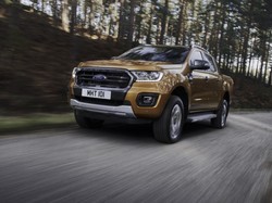 Greget! Pikap Ini Tarik 20 Mobil Van Sekaligus