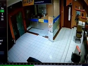 Video CCTV Kaca PN Depok Pecah Misterius Video CCTV Kaca PN Depok Pecah Misterius