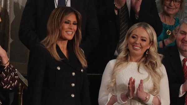 Gaya Melania Trump Pakai Baju Rp 33 Juta Saat Suami Pidato Jadi Kontroversi
