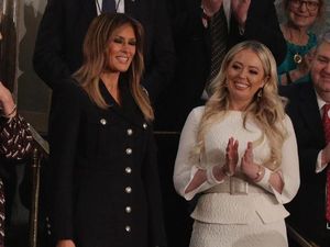 Pakai Satu Sarung Tangan, Melania Trump Bikin Netizen Bingung