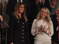 Pakai Satu Sarung Tangan, Melania Trump Bikin Netizen Bingung