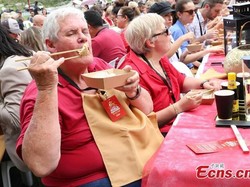 Rekor Dunia Makan Pangsit Tercatat Tepat Saat Imlek