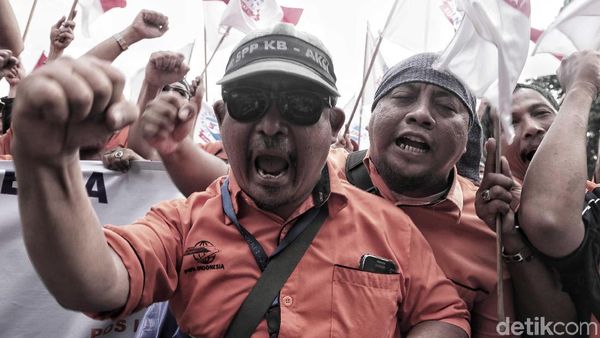 Cetar! Pak Pos Demo Minta Direksi Mundur