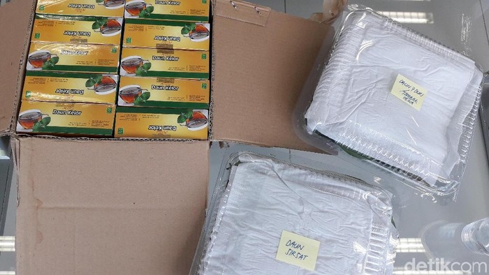 Obat kanker dari Tri Rismaharini untuk Sutopo PN. Foto: Rosmha Widiyani/detikHealth Obat kanker dari Tri Rismaharini untuk Sutopo PN. Foto: Rosmha Widiyani/detikHealth