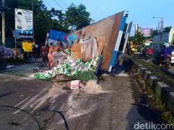 Truk Muatan Semen Terguling, Jalur Pantura Kudus Sempat Macet