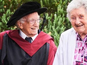 Kakek Berusia 94 Tahun Wisuda S3 di Australia